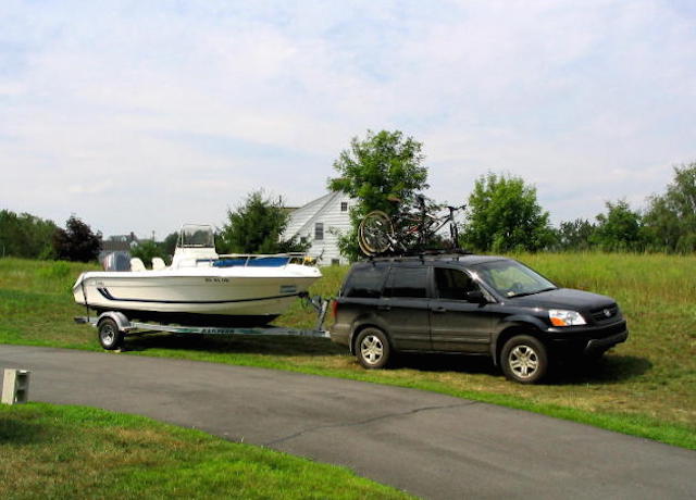 Pilot tows boat2