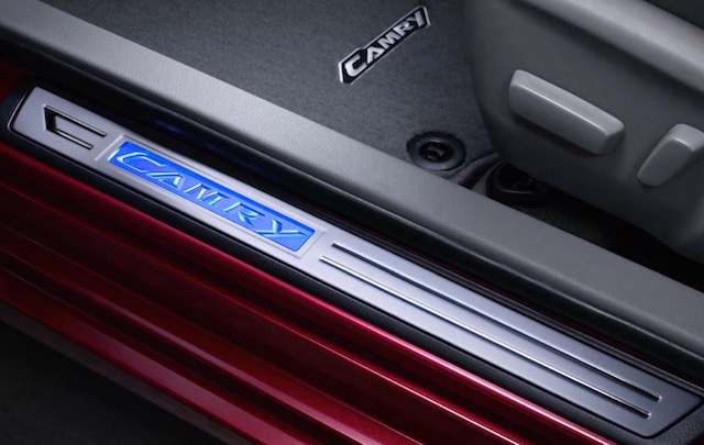 Toyota Camry illuminated door sills PT922-03121 Toyota Camry illuminated door sills PT922-03121