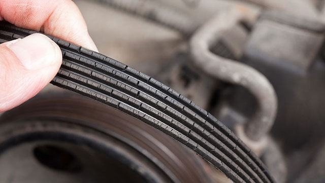 Worn serpentine belt Worn serpentine belt