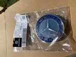 17140001255337 - : Center Cap-BLUE LAUREL for Mercedes-Benz: Metris Image