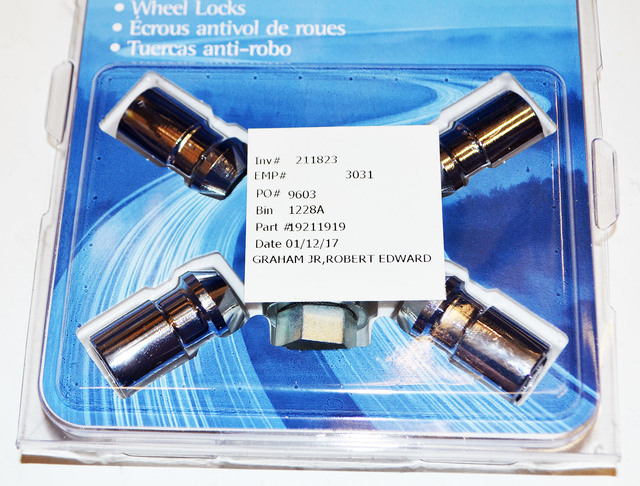 85640458 - : Wheel Lock Kit - Chrome, M12 X 1.5 X 37.1 for Buick: Encore, Encore GX, Envision, Envista, LaCrosse, Lucerne, Regal Sportback, Regal TourX, Verano | Cadillac: ATS, CT4, CT5 | Chevrolet: Bolt EUV, Bolt EV, Cobalt, Corvette, Cruze, Equinox, HHR, Impala, Malibu, Sonic, Spark, Spark EV, Trailblazer, Trax, Volt | GMC: Canyon, Terrain | Oldsmobile: 98 Image