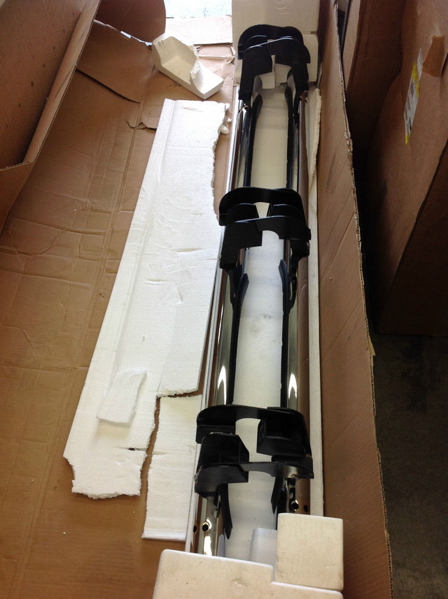 19213583 - Exterior: Assist Steps, 3in Round Chrome for GM Image