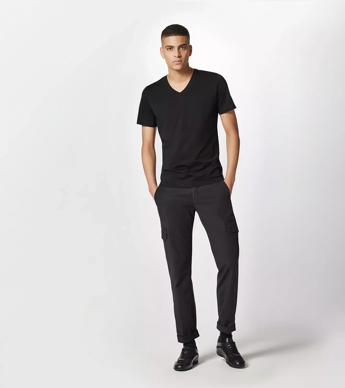 404690182B - : V-Neck T-Shirt - Jet Black for Porsche Image