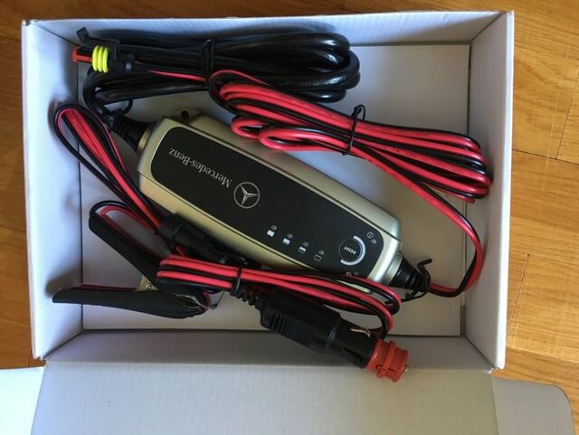 9822921 - Tools and Safety: Battery Charger for Mercedes-Benz Image