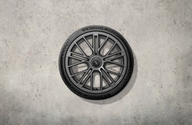 976044660P - : 21-inch Panamera Turbo S summer wheel-and-tire set, painted in dark silver, with central locking for Porsche Image