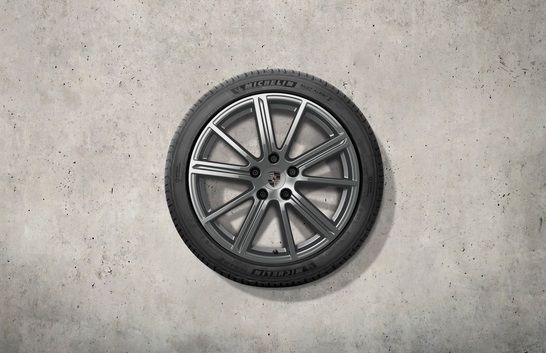 976044600B - : 20-inch Panamera Turbo winter wheel-and-tire set, painted in adamantium for Porsche Image