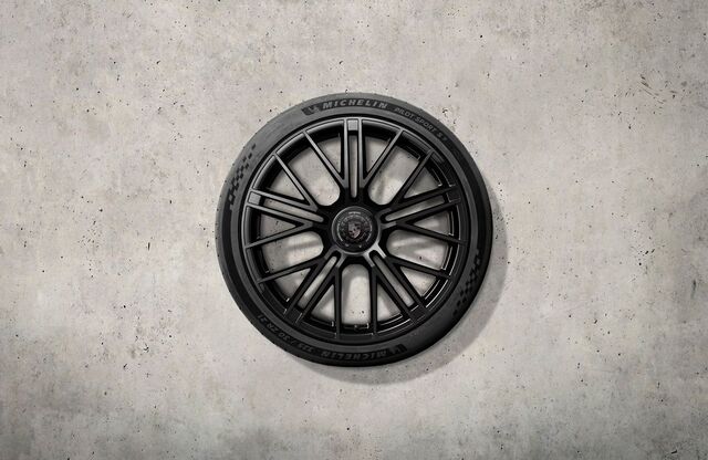 976044660M - : 21-inch Panamera Turbo S summer wheel-and-tire set, painted in black (high-gloss), with central locking for Porsche Image