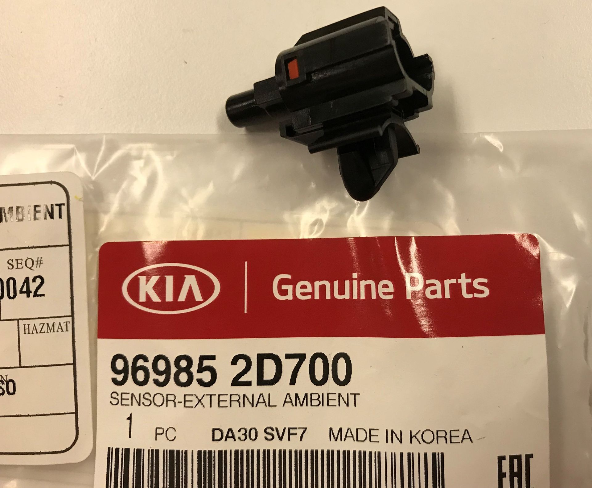 969852D700 - Body: Temp Sensor for Kia: Carnival, EV6, Forte, Forte Koup, Niro, Niro EV, Rio, Rondo, Seltos, Soul, Sportage Image