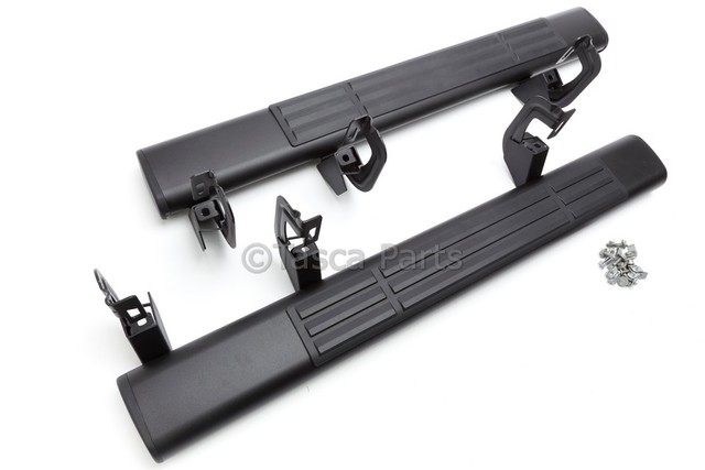 20990098 - Body: Assist Steps, 6in Oval Black for Chevrolet: Silverado 1500, Silverado 2500 HD, Silverado 3500 HD | GMC: Sierra 1500, Sierra 2500 HD, Sierra 3500 HD Image