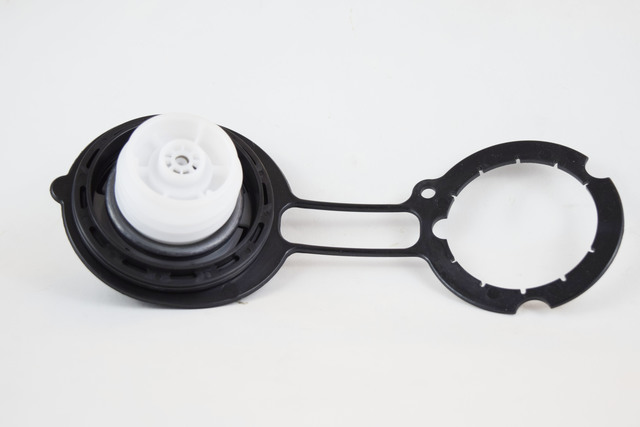 15763225 - Fuel System: Cap for Buick: LeSabre | Cadillac: Escalade | Chevrolet: Blazer, C1500, C2500, C3500, C3500HD, K1500 Pickup, K2500 Pickup, K3500 Pickup, S10, Silverado 1500, Silverado 1500 HD, Silverado 2500, Silverado 2500 HD, Silverado 3500, Suburban 2500, Suburban C1500, Suburban C2500, Suburban K1500, Suburban K2500, Tahoe | GMC: C1500 Pickup, C2500 Pickup, C3500 Pickup, C3500HD, Jimmy, K1500 Pickup, K2500 Pickup, K3500 Pickup, Sierra 1500, Sierra 1500 HD, Sierra 2500, Sierra 2500 HD, Sierra 3500, Sonoma, Suburban C1500, Suburban C2500, Suburban K1500, Suburban K2500, Yukon, Yukon XL 1500, Yukon XL 2500 | Oldsmobile: 88, Bravada, LSS, Regency | Pontiac: Bonneville Image