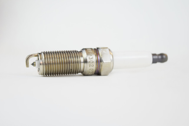 19300872 - : Part# 19300872 Double Platinum Spark Plug for Buick: Enclave, LaCrosse, Rendezvous | Cadillac: CTS, SRX, STS | Chevrolet: Equinox, Malibu, Traverse | GMC: Acadia | Pontiac: G6, G8, Torrent | Saturn: Aura, Outlook, Vue Image