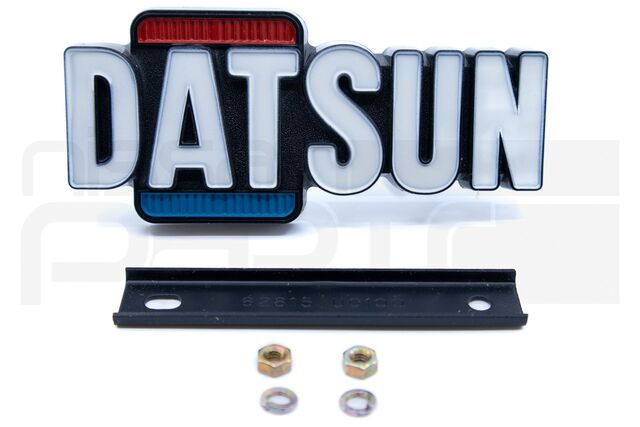62810U5925 - : "DATSUN" GRILLE MARK for Nissan Image