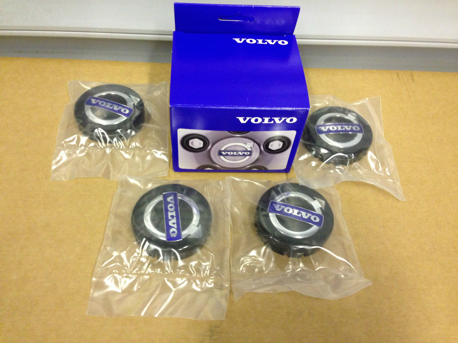 31454233 - : Hub Cap Kit - Silver - Volvo Logo for Volvo: S60, XC90 Image