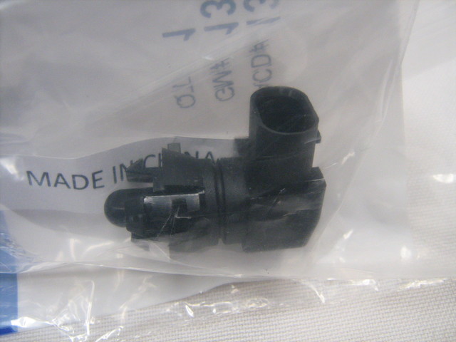 13583411 - : Sensor for Buick: Enclave, Encore, Encore GX, Envision, Envista, LaCrosse, Regal Sportback, Regal TourX | Cadillac: ATS, CT4, CT5, CT6, CTS, Escalade, Escalade ESV, LYRIQ, OPTIQ, XT4, XT5, XT6 | Chevrolet: Blazer, Blazer EV, Bolt EUV, Bolt EV, Camaro, Colorado, Corvette, Cruze, Cruze Limited, Equinox, Equinox EV, Express 2500, Express 3500, Express 4500, Malibu, Silverado 1500, Silverado 1500 LD, Silverado 1500 LTD, Silverado 2500 HD, Silverado 3500 HD, Suburban, Suburban 3500 HD, Tahoe, Trailblazer, Traverse, Traverse Limited, Trax, Volt | GMC: Acadia, Canyon, Hummer EV Pickup, Hummer EV SUV, Savana 2500, Savana 3500, Savana 4500, Sierra 1500, Sierra 1500 Limited, Sierra 2500 HD, Sierra 3500 HD, Terrain, Yukon, Yukon XL Image