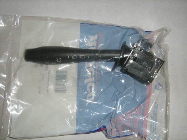 20940099 - Steering: Combo Switch for Chevrolet: Cobalt, Equinox, HHR | Pontiac: G5, Solstice, Torrent | Saturn: Sky Image