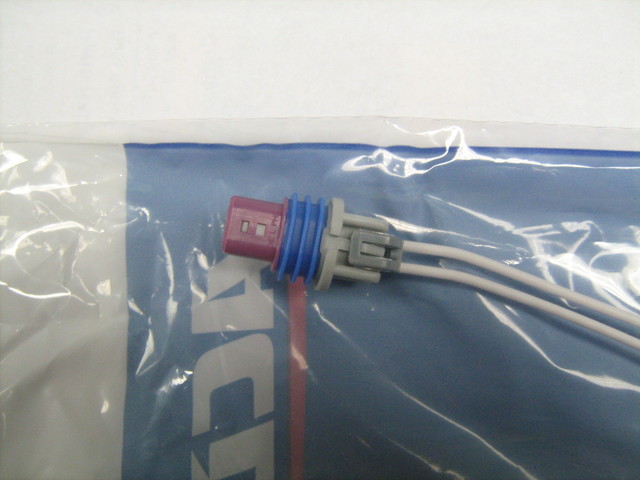 88987993 - : Temp Sensor Connector for Buick: LeSabre, Skylark | Chevrolet: S10, Suburban C1500, Suburban C2500, Suburban K1500, Suburban K2500 | GMC: Sonoma, Suburban C1500, Suburban C2500, Suburban K1500, Suburban K2500 | Oldsmobile: Achieva, Silhouette | Pontiac: Grand Am Image