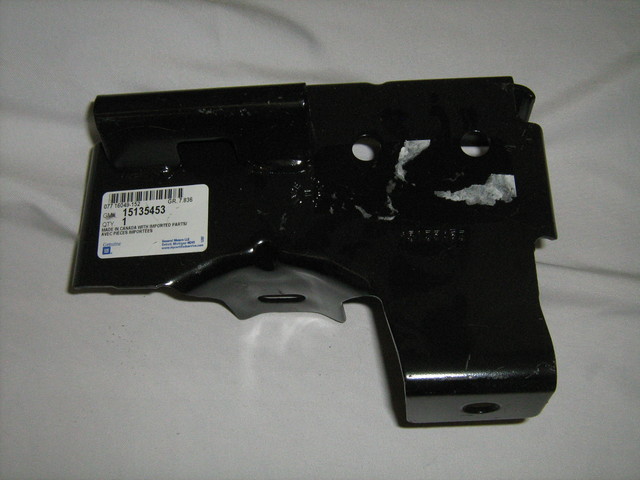 15135453 - Body: Center Brace for GMC: Sierra 1500, Sierra 1500 Classic, Sierra 1500 HD, Sierra 1500 HD Classic, Sierra 2500, Sierra 2500 HD, Sierra 2500 HD Classic, Sierra 3500, Sierra 3500 Classic, Sierra 3500 HD Image