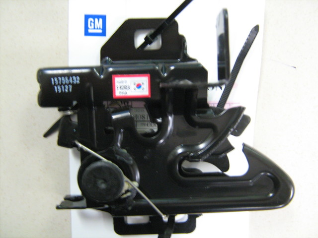 15756432 - Body: Lock for Buick: Rainier | Cadillac: Escalade, Escalade ESV, Escalade EXT | Chevrolet: Silverado 1500, Silverado 1500 HD, Silverado 2500, Silverado 2500 HD, Silverado 3500, SSR, Suburban 1500, Suburban 2500, Tahoe | GMC: Sierra 1500, Sierra 1500 Classic, Sierra 1500 HD, Sierra 1500 HD Classic, Sierra 2500, Sierra 2500 HD, Sierra 2500 HD Classic, Sierra 3500, Sierra 3500 Classic, Sierra 3500 HD, Yukon, Yukon XL 1500, Yukon XL 2500 | Oldsmobile: Bravada | Saturn: Aura Image