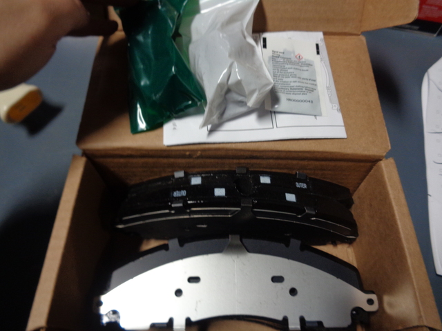 DC3Z2001J - Unclassified: Brake Pads for Ford: F-250 Super Duty, F-350 Super Duty, F-450 Super Duty Image